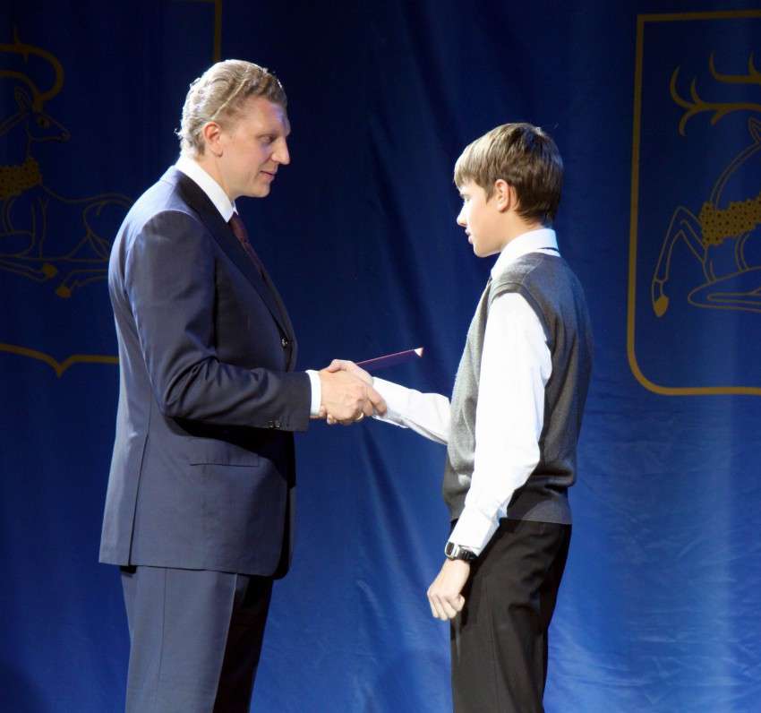 Вручение лучшим школьникам награды губернатора Московской области