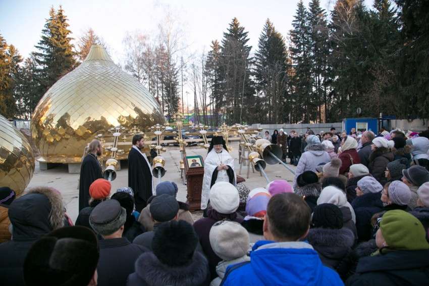 Освящение куполов и крестов Михаило-Архангельского храма в Краснознаменске