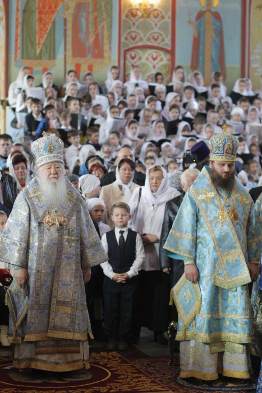 Архиерейское богослужение с участием Сводного детского хора Московской епархии в день юбилея Троицкого собора г. Щелково